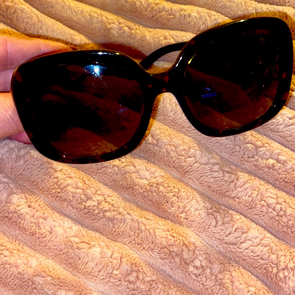 Authentic Burberry woman’s sunglasses 🕶️ 😎 - Picture 2 of 9